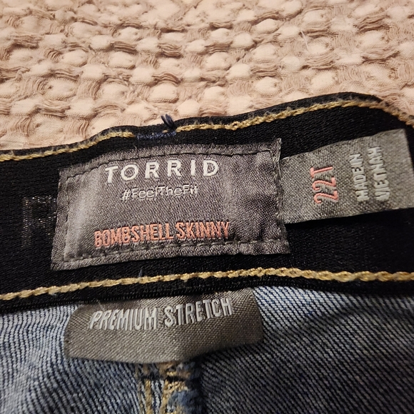 Torrid bombshell skinny jeans size 22T - Picture 3 of 3